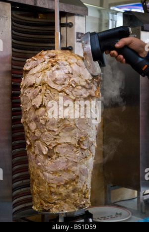 Großrolle Fleisch gegrillt. Das Fleisch ist zu Scheiben für Döner Kebab Sandwichs abrasiert Stockfoto