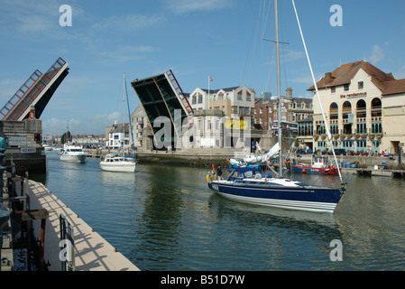 Yachten auf der Durchreise Stadtbrücke, Weymouth, Dorset, England, UK Stockfoto