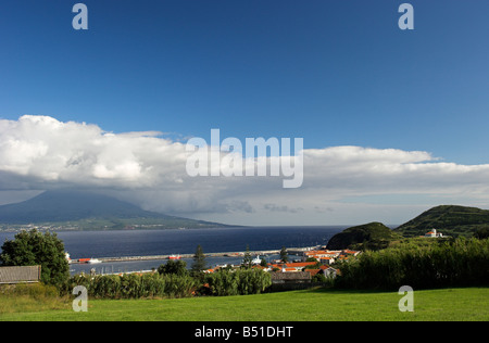 Auf der Insel Faial mit Blick auf Stadt Horta mit Insel Pico in Ferne Azoren Stockfoto