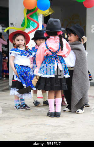 Kinder aus verschiedenen Kindergärten tanzen traditionelle folkloristische Tänze, Universität von Tunja, Boyacá, Kolumbien, Südamerika Stockfoto