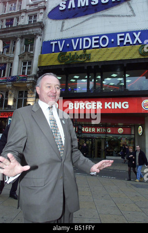 Ken Livingstone Bürgermeister von London Kandidat März 2000 Ken Livingstone am Piccadilly Circus nach seiner Ankündigung, die er für Bürgermeister von London unabhängig ausgeführt wird Stockfoto