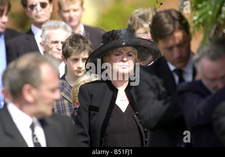 Caron Keating Beerdigung April 2004 St. Peters Church auf dem Gelände des Hever Castle in Kent Bild zeigt Mutter Gloria Hunniford Sargträger Richard Madeley Stockfoto