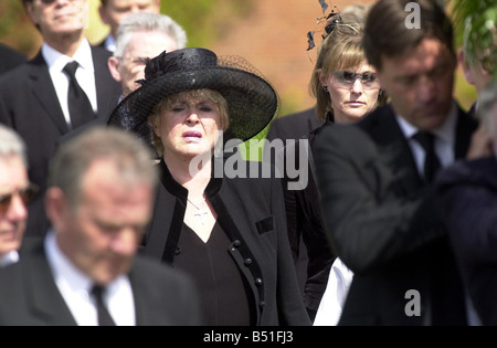 Caron Keating Beerdigung April 2004 St. Peters Church auf dem Gelände des Hever Castle in Kent Bild zeigt Mutter Gloria Hunniford Sargträger Richard Madeley Stockfoto