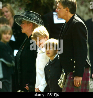 Caron Keating Beerdigung April 2004 St. Peters Church auf dem Gelände des Hever Castle in Kent Picture zeigt Mutter Gloria Hunniford Kinder Söhne Charlie Lindsay Gabriel Lindsay Ehemann Russ Lindsay Stockfoto