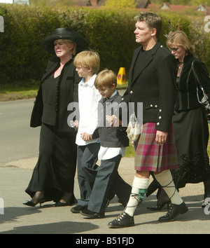 Caron Keating Beerdigung April 2004 St. Peters Church auf dem Gelände des Hever Castle in Kent Picture zeigt Mutter Gloria Hunniford Kinder Söhne Charlie Lindsay Gabriel Lindsay Ehemann Russ Lindsay Stockfoto