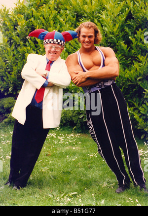 Schauspieler Ken Morley, die Spaß an einem Fototermin bei Sunderland Empire mit Gladiator Hunter James Crossley Stockfoto