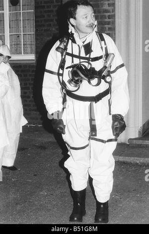 GLC Leader Ken Livingstone März 1983 gekleidet in Kern- und chemische Kriegsführung außerhalb der Atombunker War reserviert für Führer der konservativen Westminster Rat gesteuert Stockfoto