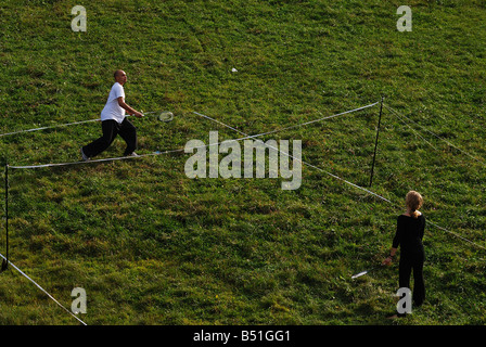 Junges Paar Badminton spielen Stockfoto