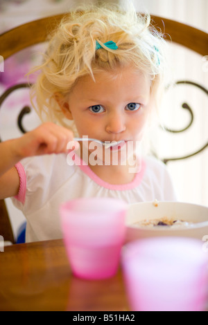 Mädchen essen Frühstück Stockfoto