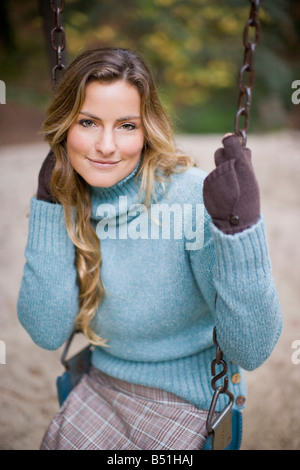 Porträt der Frau auf einer Schaukel, Mill Valley, Marin County, Kalifornien, USA Stockfoto