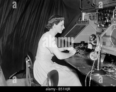 Terry Watt Radar Tracker am Londoner Flughafen sitzt vor dem Apparat. Sie brachte nur "1.000." Airliner bis zur sicheren Landung. 1949 Stockfoto