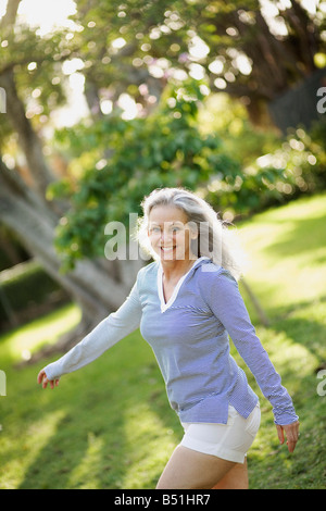 Frau zu Fuß im Park Stockfoto