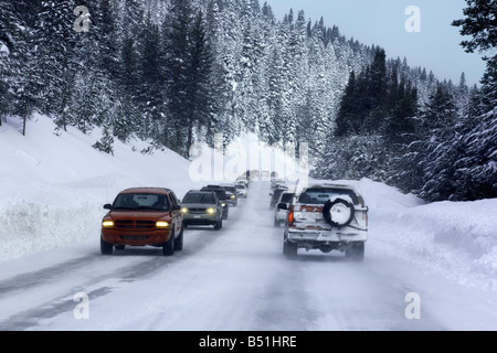 Verkehr auf Snowy Mountain Road, Lake Tahoe, Kalifornien, USA Stockfoto