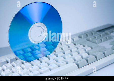 DVD auf Computer-Tastatur Stockfoto