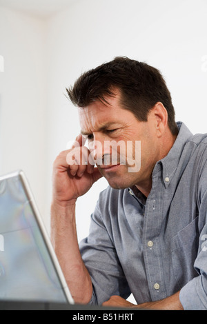 Mann am Computer-Bildschirm Stockfoto