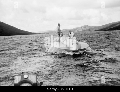 Speed King Malcolm Campbell gesehen hier in 'Bluebird' während der Studien am See Coniston 1949 &#13; &#10; 1949 &#13; &#10; 019734/2 Stockfoto