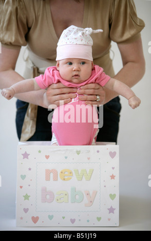 Baby wird gezogen von Giftbag Stockfoto