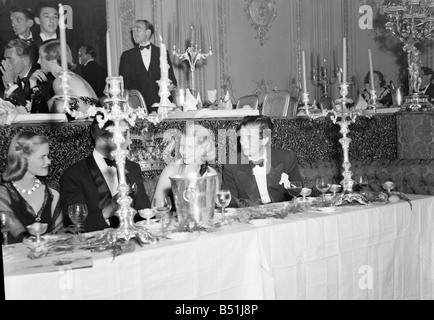 Lord John Manners und Miss Sharman Douglas im Londoner '21 Raum' neue und großzügige Night Club, 1949 &#13; &#10; 020183/8 Stockfoto