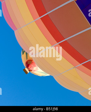 Nachschlagen von zwei Heißluftballons, Blick von einem zum anderen, Stockfoto