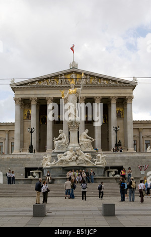 Palas Athena Statue der Göttin der Gerechtigkeit auf dem Parlamentsgebäude in Wien Stockfoto