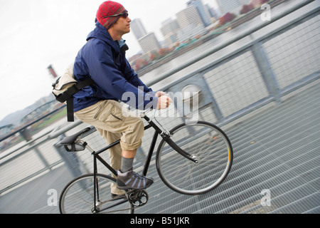 Männliche Radfahrer fahren über Brücke, in der Nähe von Portland, Oregon, USA Stockfoto