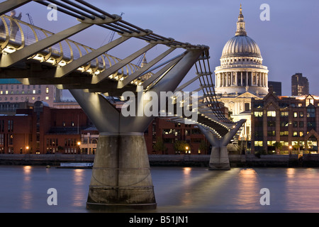 Millennium Bridge und St. Pauls Cathedral, London, England Stockfoto