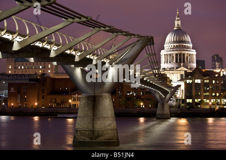 Millennium Bridge und St. Pauls Cathedral, London, England Stockfoto