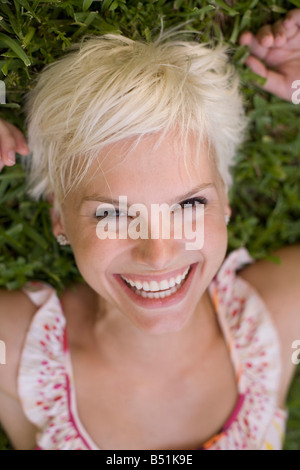 Porträt der Frau liegt auf dem Rasen Stockfoto
