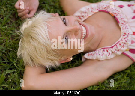 Nahaufnahme der glückliche Frau liegend auf dem Rasen Stockfoto