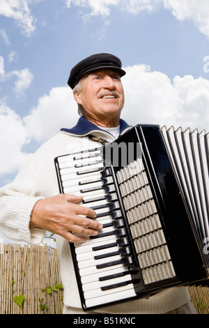 Man spielt Akkordeon Stockfoto