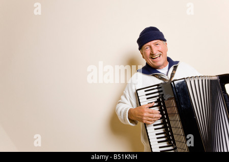 Man spielt Akkordeon Stockfoto