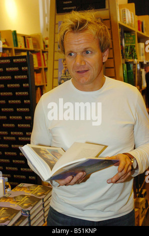 31 10 06 Bücher Gordon Ramsay mit seinem neuen Buch während einer Autogrammstunde bei Grenze s in Glasgow Stockfoto