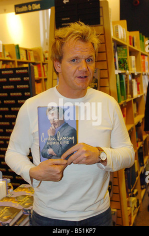 31 10 06 Bücher Gordon Ramsay mit seinem neuen Buch während einer Autogrammstunde bei Grenze s in Glasgow Stockfoto