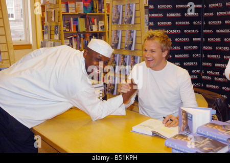 31 10 06 Gordon Ramsay mit seinem neuen Buch während einer Autogrammstunde bei Grenze s Books in Glasgow hier abgebildet mit Ventilator und freiberuflicher Koch Linford Taylor Stockfoto