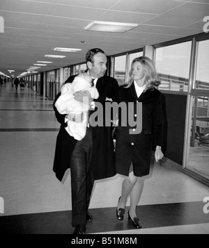 Rupert Murdoch mit seiner Frau Anna und ihrer drei Monate alten Tochter Elizabeth am Flughafen Heathrow ankommen zurück aus Australien Stockfoto