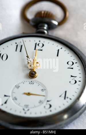 Antike Pocket Watch zeigt fünf vor zwölf Stockfoto