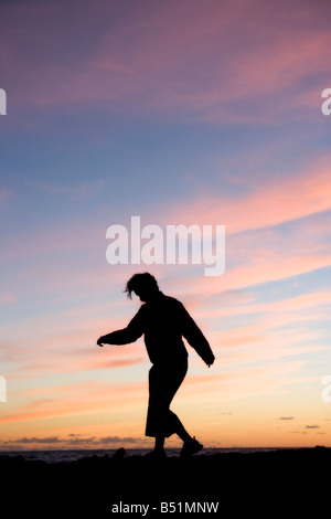 Frau zu Fuß am Strand, San Pedro, Kalifornien, USA Stockfoto