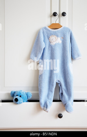 Stillleben mit Babys Schlaf und Teddybär Stockfoto