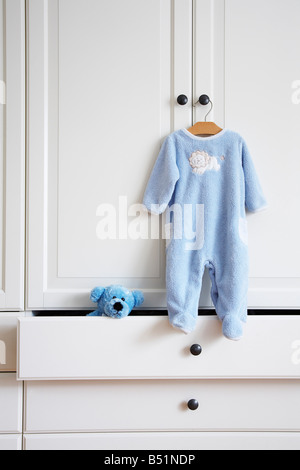 Stillleben mit Babys Schlaf und Teddybär Stockfoto