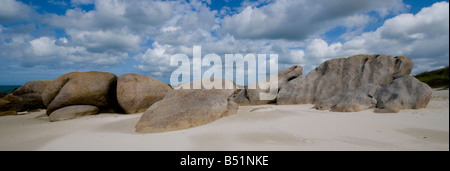 Felsen am Strand im Finistère in der Bretagne in Frankreich Stockfoto