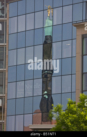 Spiegelung von einem alten Turm in einem modernen Hochhaus in Dresden Stockfoto