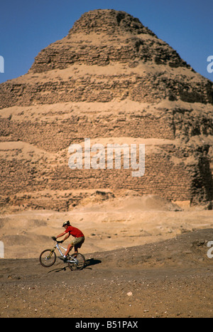 World Champion Mountainbiker, Hans Rey, bei Sakkara, Sakkara, Saqqarah Pyramid, Kairo, Ägypten Stockfoto