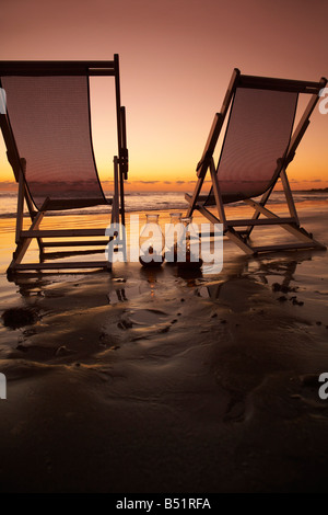 Strandkörbe mit Öllampen am Strand Stockfoto