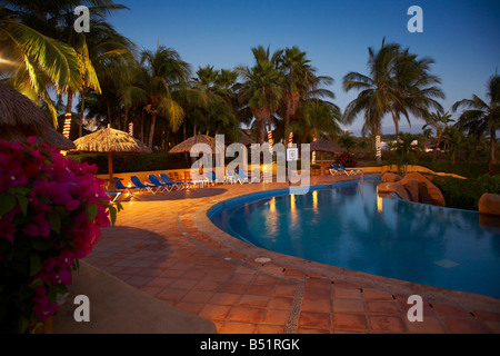 Swimmingpool bei Dämmerung, Fairmont Rancho Banderas, Bahia de Banderas, Nayarit, Mexiko Stockfoto