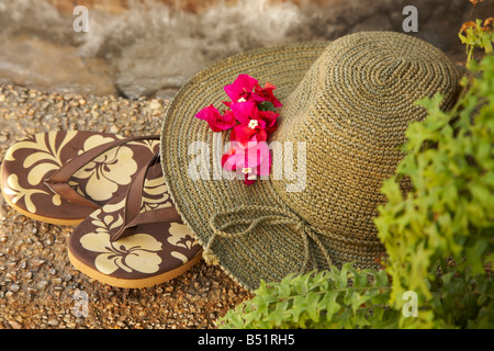 Stillleben mit Sandalen und Sonnenhut Stockfoto