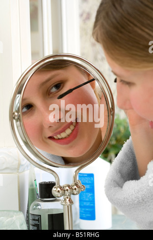 Mädchen Anwendung Mascara Stockfoto