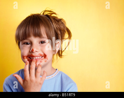 Porträt eines Mädchens mit Spaghetti-Sauce auf Gesicht Stockfoto