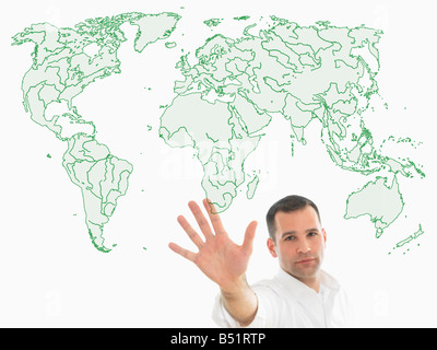 Mann vor Weltkarte Stockfoto