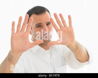 Porträt des Mannes mit Händen vor Gesicht Stockfoto