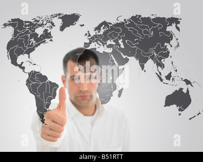 Porträt des Mannes Daumen vor Weltkarte aufgeben Stockfoto